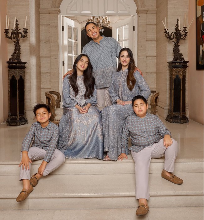 Untuk look kedua Nia dan keluarganya tampil kompak dalam balutan busana berwarna biru yang mewah dan elegan. Foto: Instagram/@ramadhaniabakrie/@geulis.id