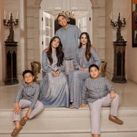 Untuk look kedua Nia dan keluarganya tampil kompak dalam balutan busana berwarna biru yang mewah dan elegan. Foto: Instagram/@ramadhaniabakrie/@geulis.id