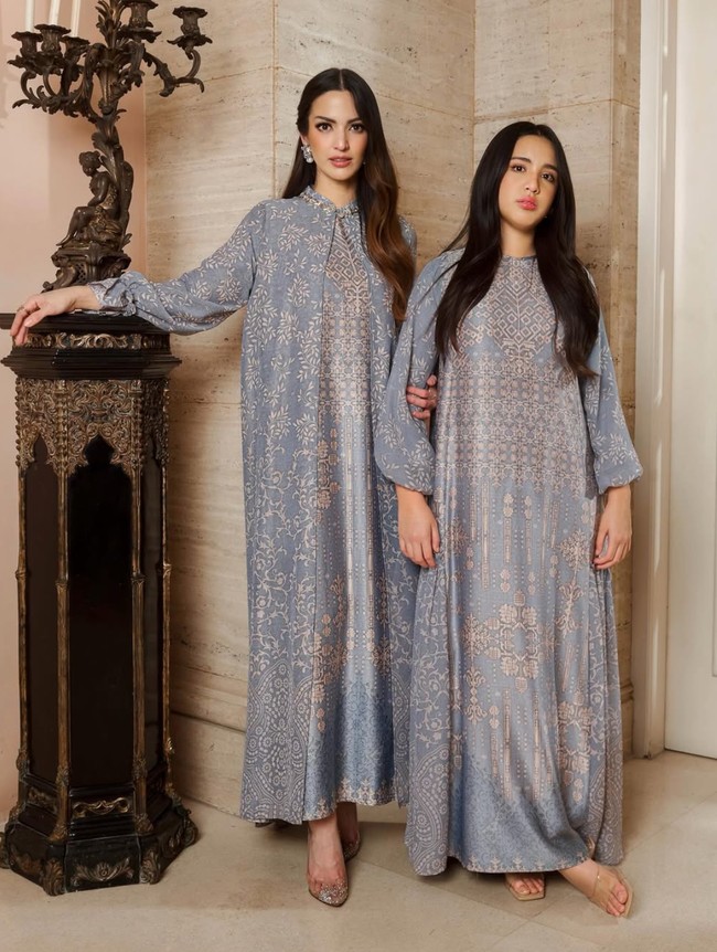 Berpose bersama, penampilan Mikhayla, putri sulung Nia dan Ardi yang kini sudah remaja juga tak kalah mencuri atensi. Mikhayla terlihat semakin cantik dengan pulasan makeup natural. Foto: Instagram/@ramadhaniabakrie/@geulis.id