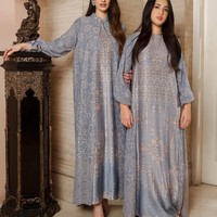 Berpose bersama, penampilan Mikhayla, putri sulung Nia dan Ardi yang kini sudah remaja juga tak kalah mencuri atensi. Mikhayla terlihat semakin cantik dengan pulasan makeup natural. Foto: Instagram/@ramadhaniabakrie/@geulis.id