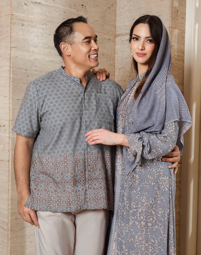 Meski sudah hampir 15 tahun menikah namun Nia dan Ardi juga masih terlihat kompak dan romantis hingga saat ini. Keduanya tampil begitu serasi dalam balutan busana couple Lebaran. Foto: Instagram/@ramadhaniabakrie/@geulis.id