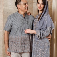 Meski sudah hampir 15 tahun menikah namun Nia dan Ardi juga masih terlihat kompak dan romantis hingga saat ini. Keduanya tampil begitu serasi dalam balutan busana couple Lebaran. Foto: Instagram/@ramadhaniabakrie/@geulis.id