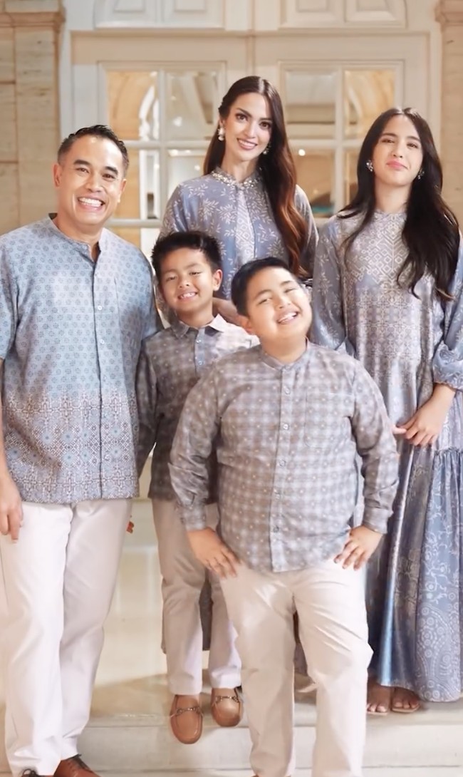 Tak hanya Mikhayla, kedua putra Nia dan Ardi juga dipuji netizen ganteng. Cantik dan ganteng banget, anak2nya, komentar salah seorang netizen. Anaknya Cakep2 semua Buk Nia, komentar lainnya. Foto: Instagram/@ramadhaniabakrie/@geulis.id