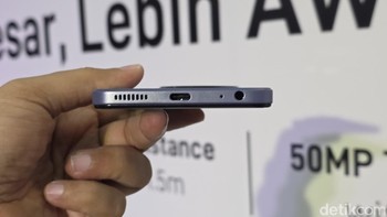 Bagian bawah terdapat speaker, port USB-C dan jack audio 3,5 mm. Foto: Adi Fida Rahman/detikINET
