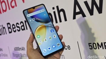 Hadir dalam bentangan 6,9 inch panel IPS LCD dengan resolusi HD+ dan refresh rate 120 Hz. Foto: Adi Fida Rahman/detikINET