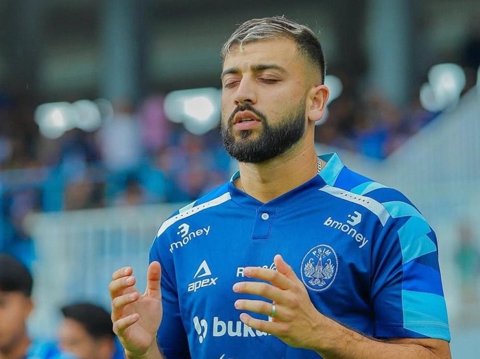 Pemain asing PSIM Jogja, Omid Popalzay saat menjamu PSPS Pekanbaru di Stadion Mandala Krida, Kota Jogja, Senin (17/2/2025).