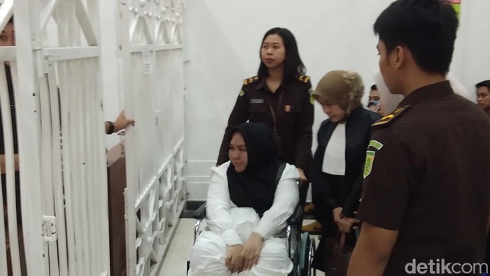 Owner skincare Mira Hayati saat menjalani sidang dakwaan di PN Makassar.