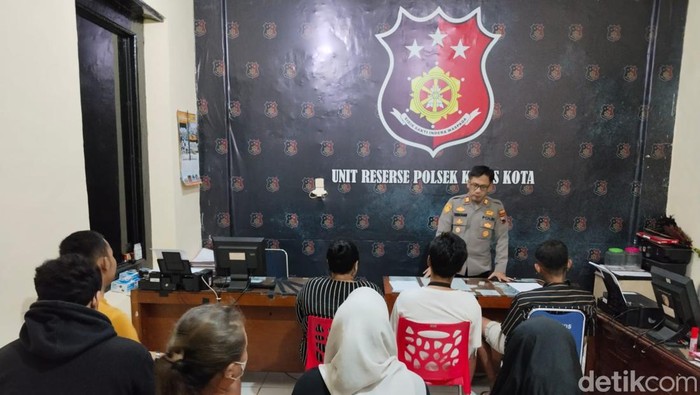 Pasangan bukan suami istri terciduk di kosan wilayah Kota Kudus dibawa ke kantor polisi, Senin (10/3/2025) malam.