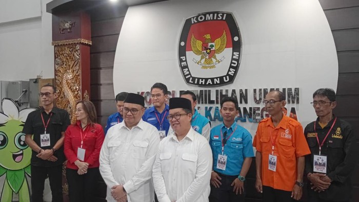 Pasangan calon Bupati dan Wakil Bupati Kutai Kartanegara (Kukar), Aulia Rahman Basri dan Rendi Solihin saat mendaftar ke KPU Kukar