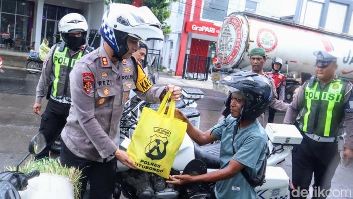 Patroli dan pembagian bansos oleh Kapolres Situbondo