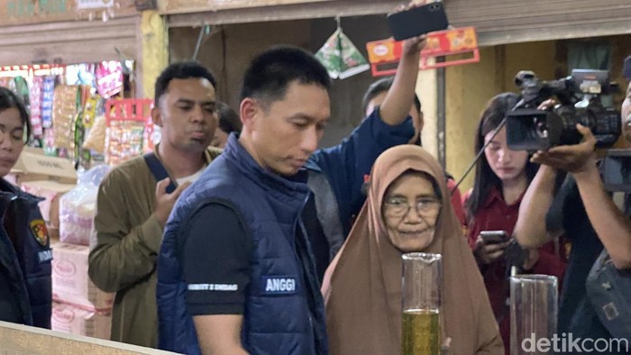 Pedagang di Pasar Kemayoran mengaku sudah curiga takaran Minyakita dikurangi.