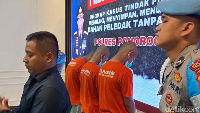 Pelaku penerbangan balon udara berekor ribuan petasan.