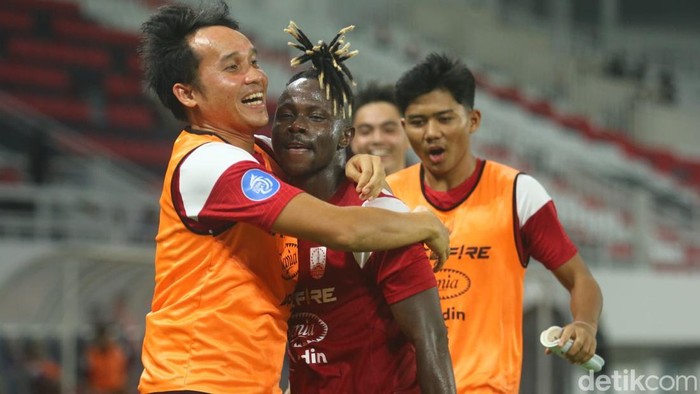 Pemain Persis Solo merayakan gol Moussa Sidibe ke gawang PSS di Stadion Jatidiri Semarang, Selasa (11/3/2025) malam.