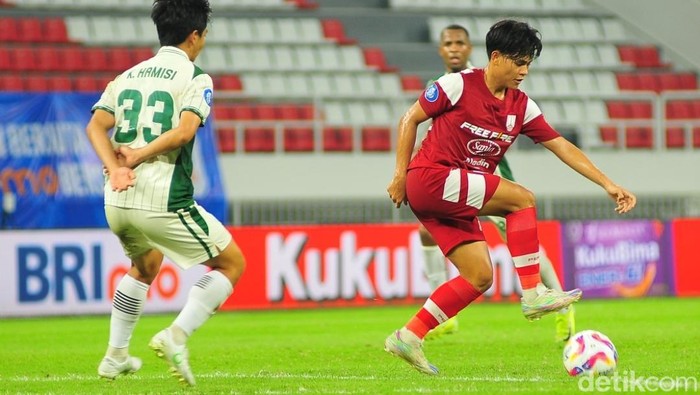 Pemain Persis, Zanadin Faris, mendapat kawalan dari pemain PSS, Wahyu Hamisi dalam laga pekan 27 di Stadion Jatidiri Semarang, Selasa (11/3/2025) malam.

.