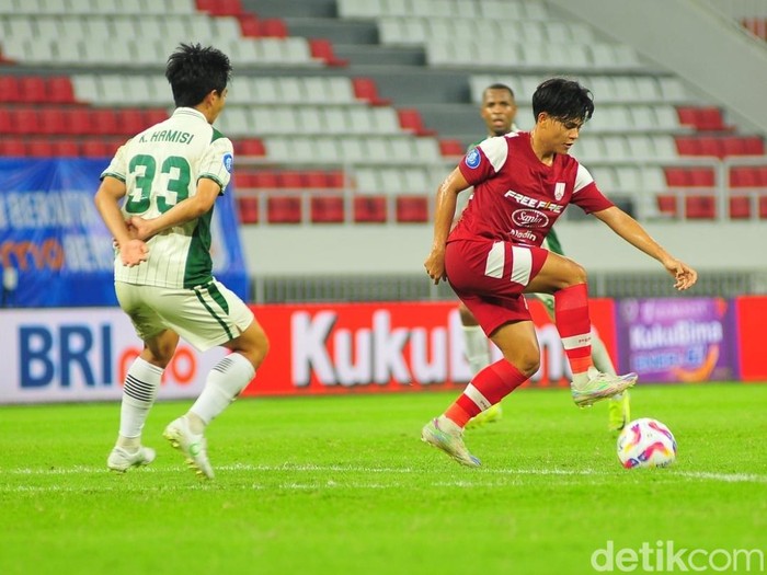 Pemain Persis, Zanadin Faris, mendapat kawalan dari pemain PSS, Wahyu Hamisi dalam laga pekan 27 di Stadion Jatidiri Semarang, Selasa (11/3/2025) malam.

.