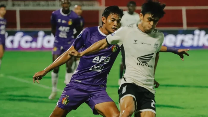 Pemain PSM Makassar Rizky Eka Pratama mencoba melewati pemain Persik Kediri dalam laga Liga 1 2024/2025 di Stadion Gelora Soepriadi.