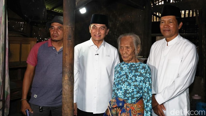 Pemprov Banten menyalurkan bantuan untuk perbaikan rumah tidak layak huni (RTLH) di Desa Parahu, Sukamulya, Kabupaten Tangerang. (Arief/detikcom)