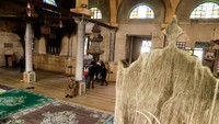 Warga Palestina membersihkan masjid bersejarah di kota Nablus, Tepi Barat yang diduduki, pada Sabtu (8/3), sehari setelah masjid tersebut dibakar selama serangan tentara Israel.