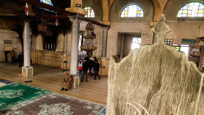 Penampakan Masjid Kuno di Tepi Barat yang Rusak Diserang Israel A Palestinian man stands in a mosque a day after Israeli army set fire at the Al-Nasser mosque in Nablus, amid West Bank raids, March 8, 2025. REUTERS/Raneen Sawafta