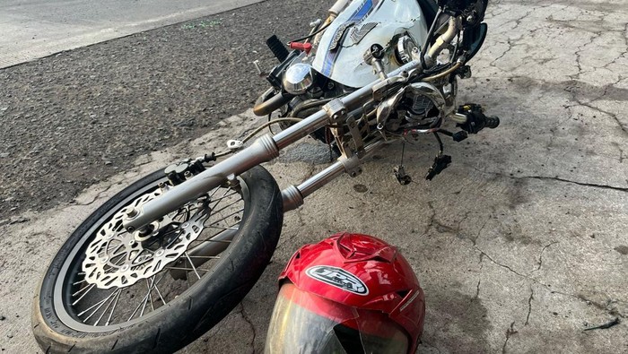 Penampakan motor yang terlibat kecelakaan di Pantura, Kendal pagi ini, Selasa (11/3/2025).