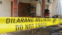 Saat dilakukan penggerebekan, didapati seorang perempuan yang merupakan istri penghuni rumah dan dua pria yang diduga sebagai pekerja di bengkel perakitan.
