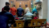 Dari informasi yang dihimpun, penggerebekan dilakukan oleh personel gabungan dari Polda Jatim dan Satgassus Mabes Polri pada Sabtu (8/3) siang sekitar pukul 13.00 WIB hingga pukul 22.30 WIB.