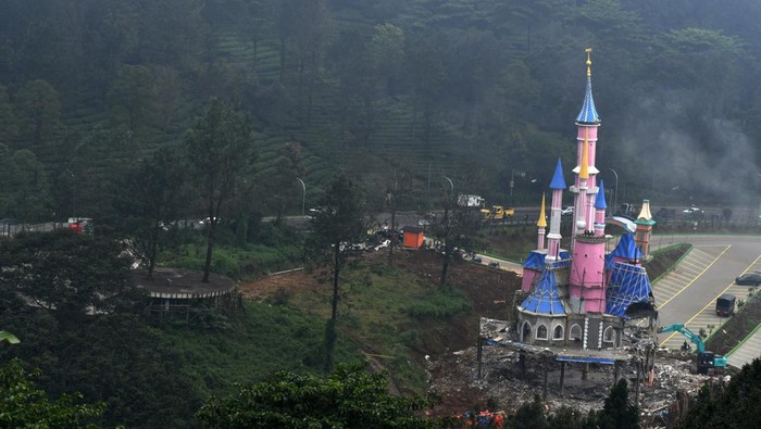 Warga menyaksikan pembongkaran bangunan tempat wisata di Hibisc Fantasy Puncak, Cisarua, Kabupaten Bogor, Jawa Barat, Senin (10/3/2025). Progres pembongkaran bangunan tempat wisata milik PT Jaswita Lestari Jaya tersebut baru mencapai 35 persen pada Minggu (9/3/2025) dan ditargetkan selesai pada 27 Maret mendatang. ANTARA FOTO/Arif Firmansyah/YU