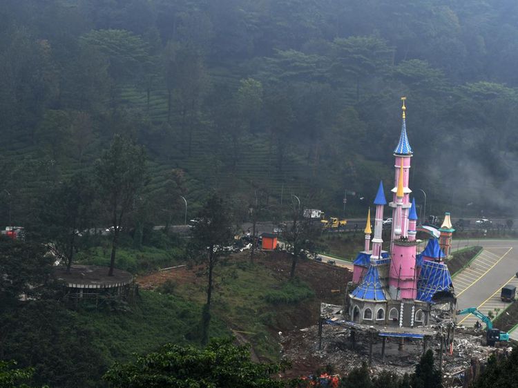 Penampakan Terkini Pembongkaran Hibisc Fantasy Puncak Bogor
