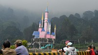 Warga menyaksikan pembongkaran bangunan tempat wisata di Hibisc Fantasy Puncak, Cisarua, Kabupaten Bogor, Jawa Barat, Senin (10/3/2025).