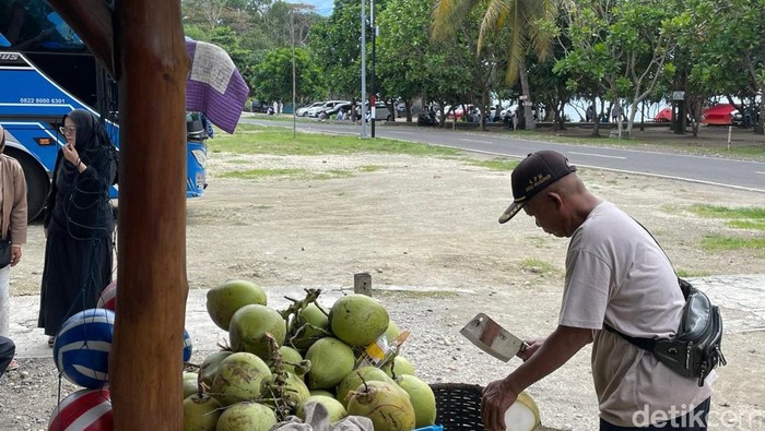 Penjual kelapa di Pangandaran