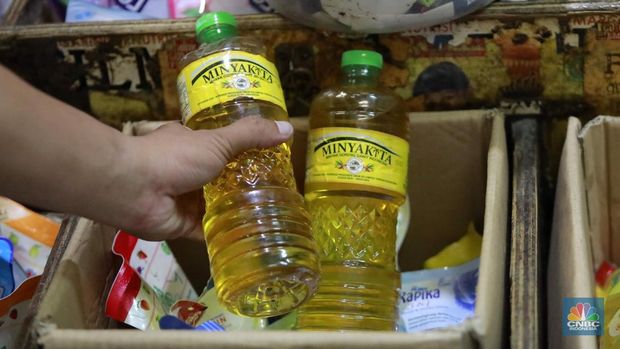 Penjualan minyak goreng minyakita kemasan satu liter di Kawasan Pasar Tebet, Jakarta, Selasa, (11/2/2025). (CNBC Indonesia/Muhammad Sabki)