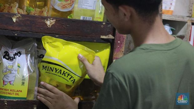 Penjualan minyak goreng minyakita kemasan satu liter di Kawasan Pasar Tebet, Jakarta, Selasa, (11/2/2025). (CNBC Indonesia/Muhammad Sabki)