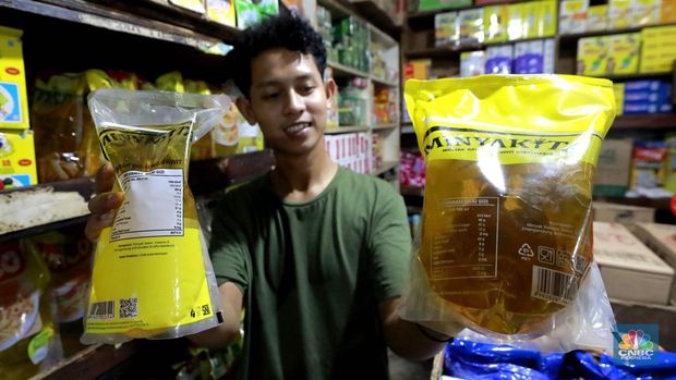 Penjualan minyak goreng minyakita kemasan satu liter di Kawasan Pasar Tebet, Jakarta, Selasa, (11/2/2025). (CNBC Indonesia/Muhammad Sabki)