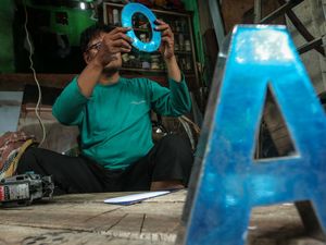 Mengenal Perajin Reklame Huruf Timbul di Pinggir Kali Ciliwung