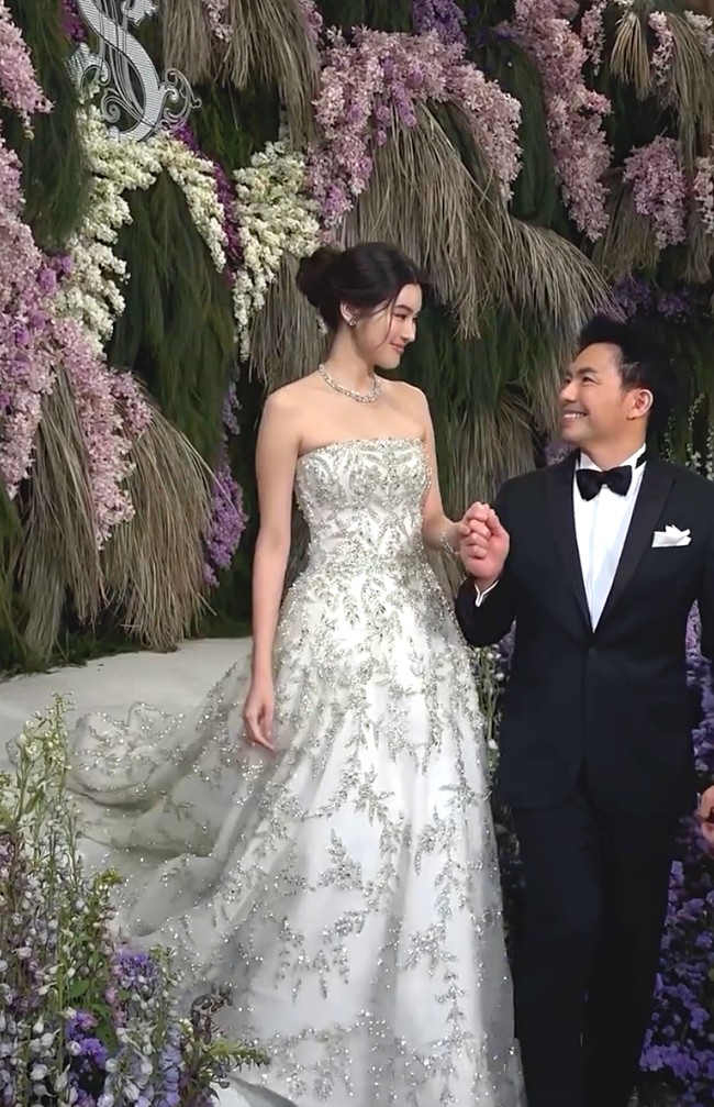 Aon Samrutai terlihat memakai gaun pengantin indah karya desainer Indonesia, Yogie Pratama untuk pesta pernikahannya yang kedua. Gaun silver itu membuat kecantikan Aon semakin bersinar. Foto: Dok. Instagram