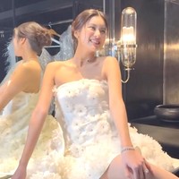 Untuk acara after party pernikahan, Aon kembali berganti busana. Dia mengenakan mini dress putih dengan detail bunga dan kupu-kupu rancangan desainer Thailand, Disaya. Foto: Dok. Instagram