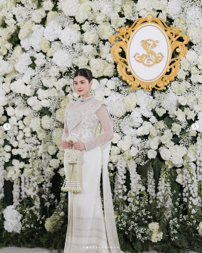 Sesuai dengan konten yang kerap ditampilkannya di media sosial, pernikahan Aon Samrutai pun digelar mewah. Bahkan Aon sampai enam kali berganti busana. Busana pertamanya adalah upacara pernikahan tradisional Thailand. Aon mengenakan busana pengantin khas Thailand karya desainer cotour Finale Wedding Studio. Foto: Dok. Instagram