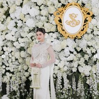 Sesuai dengan konten yang kerap ditampilkannya di media sosial, pernikahan Aon Samrutai pun digelar mewah. Bahkan Aon sampai enam kali berganti busana. Busana pertamanya adalah upacara pernikahan tradisional Thailand. Aon mengenakan busana pengantin khas Thailand karya desainer cotour Finale Wedding Studio. Foto: Dok. Instagram