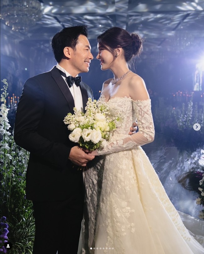 Pada 15 Februari 2025, Aon Samrutai menggelar pernikahan dengan pasangannya ahli bedah, Dr. Nopparat Rattanawaraha. Pernikahan mewah itu diadakan di The Ritz Carlton, Bangkok, Thailand. Foto: Dok. Instagram