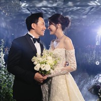 Pada 15 Februari 2025, Aon Samrutai menggelar pernikahan dengan pasangannya ahli bedah, Dr. Nopparat Rattanawaraha. Pernikahan mewah itu diadakan di The Ritz Carlton, Bangkok, Thailand. Foto: Dok. Instagram