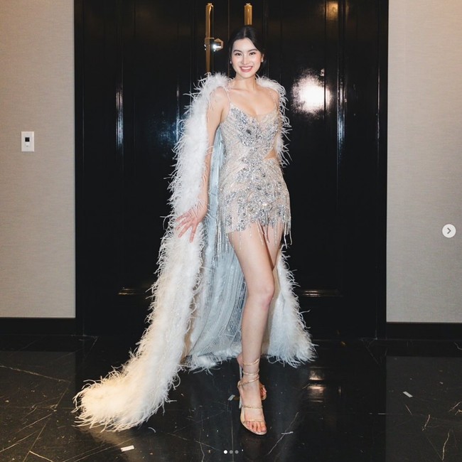 Aon Samrutai unjuk kemampuannya menyanyi di hari pernikahannya. Tampil menyanyikan lagu ‘Thank You Kateyki (Lalala),’ Aon mengenakan mini dress dari Myriad Grand Monde. Foto: Dok. Instagram