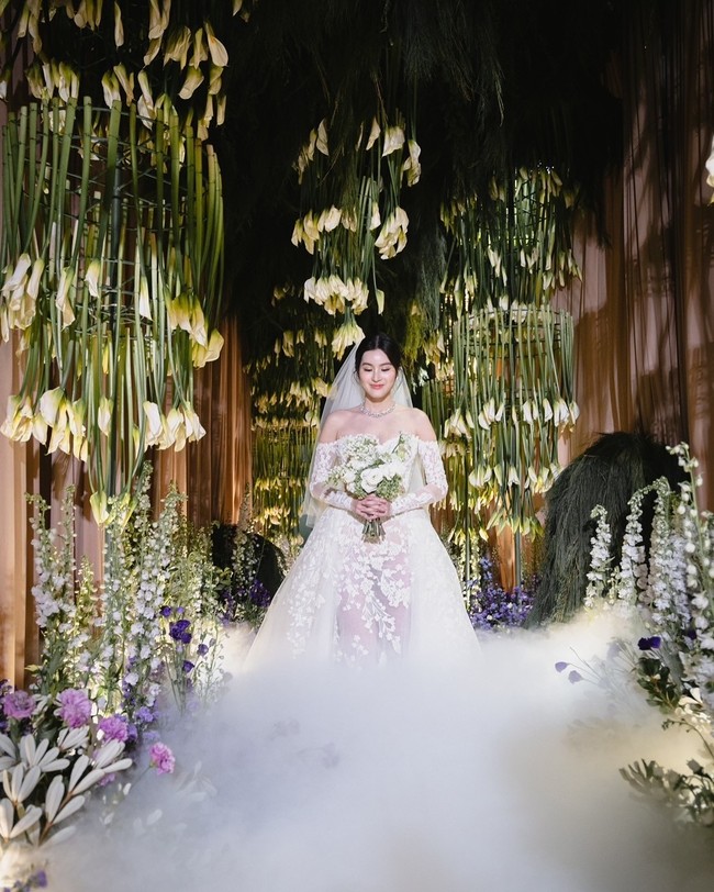 Pada resepsi pernikahannya, Aon Samrutai tampil glamour dengan gaun pengantin bak putri kerajaan rancangan Zuhair Murad. Foto: Dok. Instagram