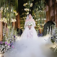 Pada resepsi pernikahannya, Aon Samrutai tampil glamour dengan gaun pengantin bak putri kerajaan rancangan Zuhair Murad. Foto: Dok. Instagram