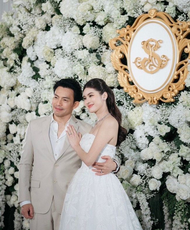 Aon kembali berganti busana saat menggelar konferensi pers terkait pernikahannya. Dia tampil dengan ball gown putih yang dihiasi renda bunga dan tulle. Foto: Dok. Instagram