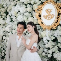 Aon kembali berganti busana saat menggelar konferensi pers terkait pernikahannya. Dia tampil dengan ball gown putih yang dihiasi renda bunga dan tulle. Foto: Dok. Instagram