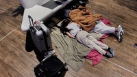 Katja Bromm, juru bicara Bandara Hamburg mengatakan bahwa semua 143 jadwal keberangkatan hari Senin (10/3/2025) sudah dibatalkan. Bromm mengatakan aksi mogok hari Ahad sangat tidak adil bagi para penumpang, yang jelas-jelas tidak ada keterkaitannya dengan masalah upah yang diributkan ver.di. (AP Photo/Michael Probst)  