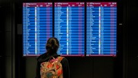 Seorang penumpang melihat monitor yang menampilkan pembatalan penerbangan di bandara Berlin-Brandenburg, Jerman, Senin (10/3/2025). (AP Photo/Ebrahim Noroozi)  