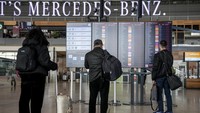 Sektor perjalanan udara di Jerman menghadapi gangguan besar pada Senin (10/3) setelah serikat pekerja ver.di mengumumkan aksi mogok kerja terkoordinasi selama 24 jam yang berdampak pada 11 bandara utama di seluruh negeri. (AP Photo/Ebrahim Noroozi)  