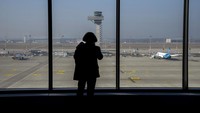 Penumpang di Frankfurt, Munich, Berlin dan bandara besar lainnya diimbau didesak untuk tidak bepergian lewat bandara, karena banyak layanan yang terganggu akibat mogok kerja tersebut. (AP Photo/Ebrahim Noroozi)  