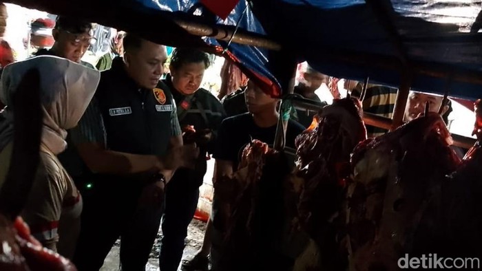Petugas Gabungan Dinas Peternakan bersama polisi melakukan sidak di Pasar Pandaan mengecek daging sapi gelonggongan.